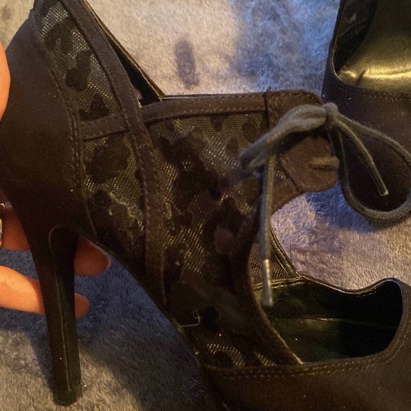 Black lace up shoes with leapoard print accent - Picture 5 of 5